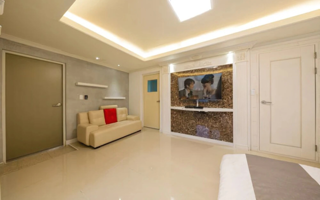 Nami Island Thira Pension