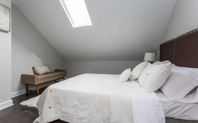 Unique Wrigleyville Gem