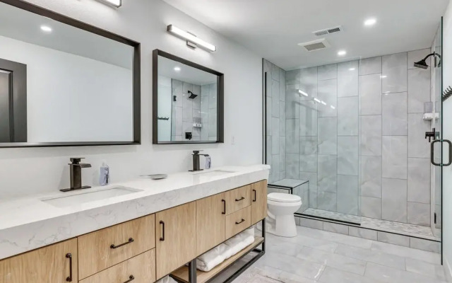 Great for Groups! Luxury Mtn-view Granby Home