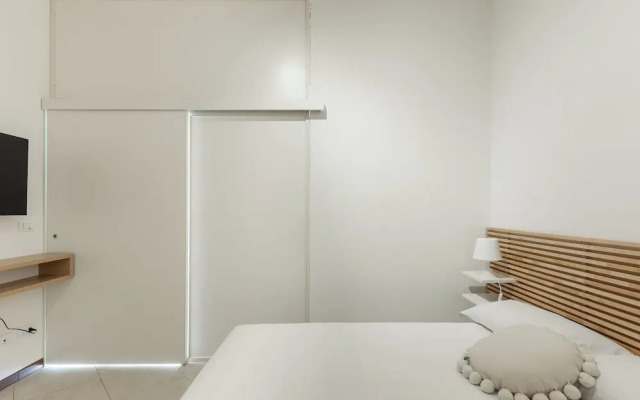 Light-Filled Flat by Wonderful Italy
