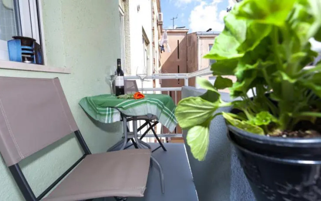 Apartment 5M