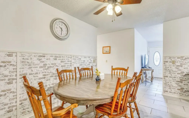 Updated Pensacola Getaway ~ 10 Mi to Beaches!