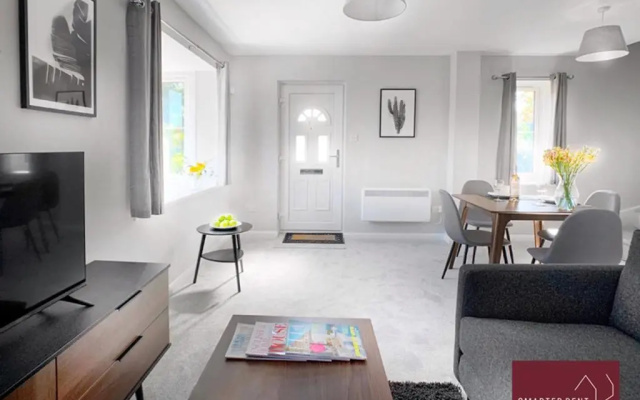 Wokingham - 2 Bed Stylish House, Central - Parking