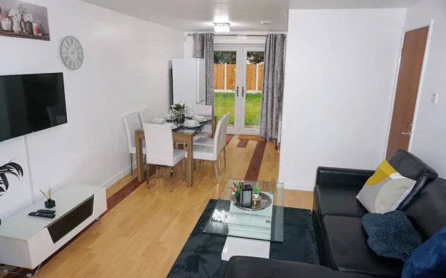 Biz & Fam Sleeps 7 Wigan w/ Parking, Self-check-in