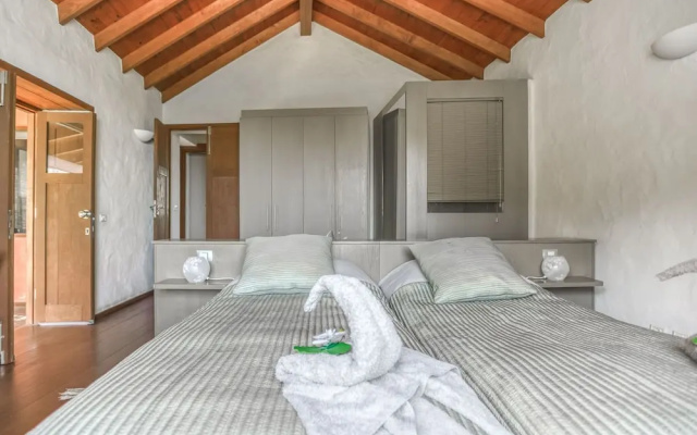 Cozy Holiday Home in San Mateo with Hot Tub