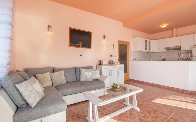 Amazing Home in Podstrana With Wifi and 6 Bedrooms