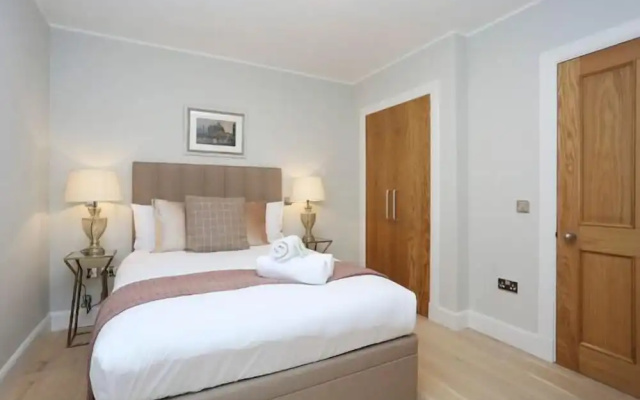 JOIVY Newly Refurbished Apartment on the Historic Royal Mile