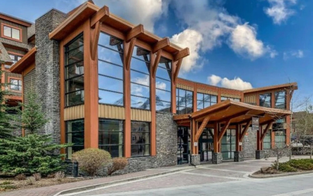 Exquisite 2BR/2BTH Luxury Condo with Mountain View