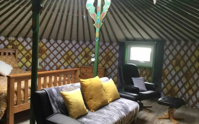 Green Yurt With Hot Tub - Sleeps 4, Parking & Pets