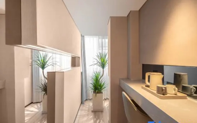 Yinlu Hotel (Zhengzhou Railway Station West Square Erqi Wanda Plaza)