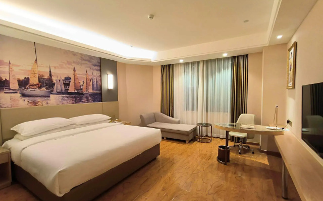 Vienna International Hotel (Xinyang Railway Station Tianrun Plaza Store)