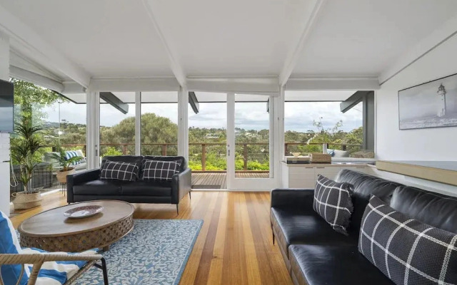 Light-filled House Near Beaches and Cafes
