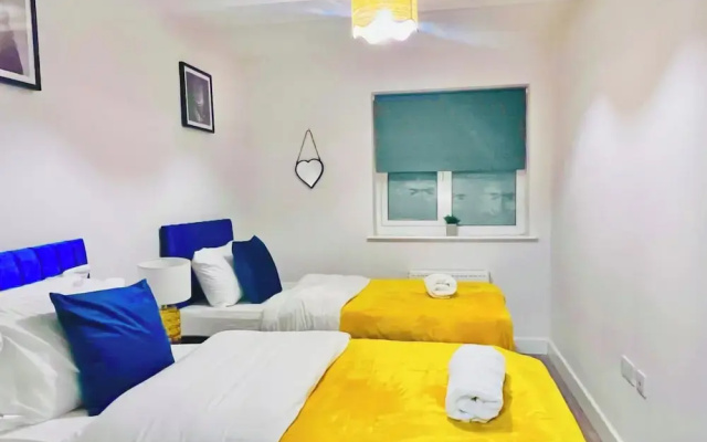 House - Sleeps 12 - Hot tub - Pool Table - Parking