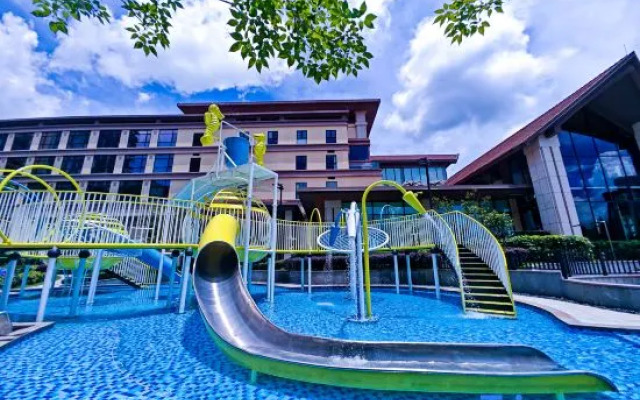 Regal Palace DeRUCCI Resort