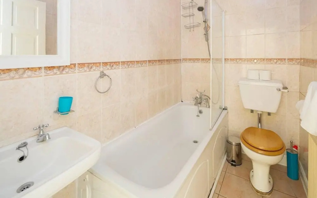 Welcoming 3BR Flat With Parking in Gillingham