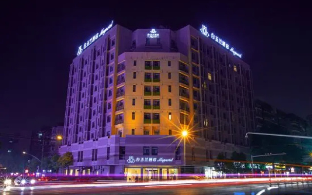Magnotel Hotel (Wuhan Wushang Dream Times Baotong Temple Subway Station)