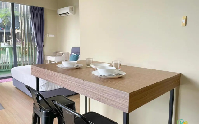 Cube 8 Teens Taman Mount Austin Apartment by Uha