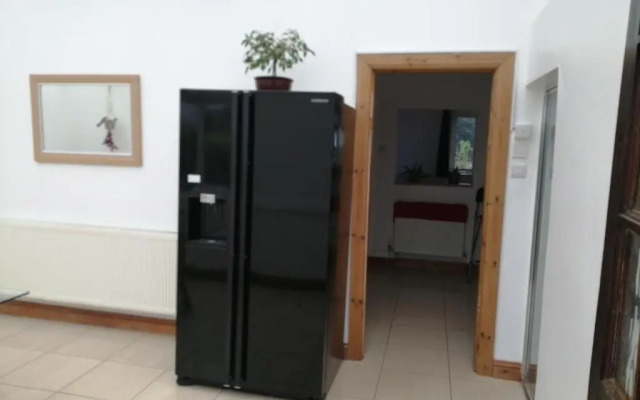 4 Bed House - Sleeps 10 - Pets - Parking - Wifi
