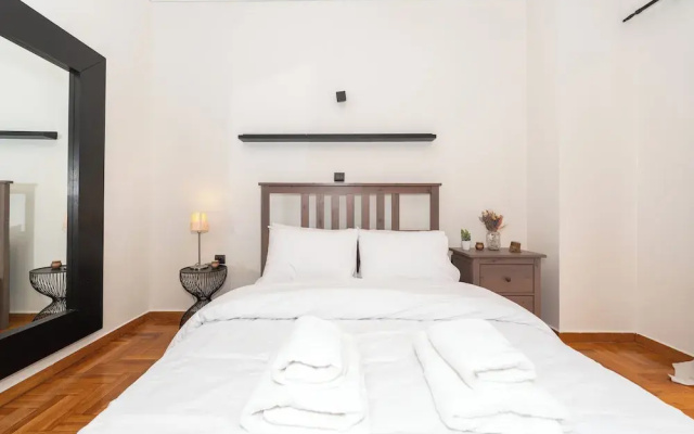 Modern Apartment in Thiseio with Balcony