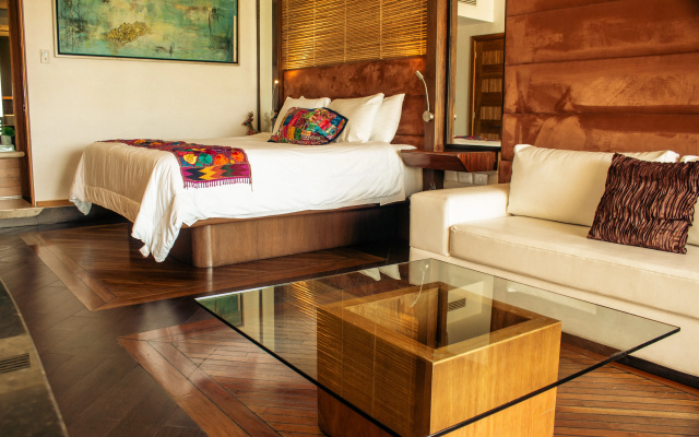 Aldea Thai by oceanfront