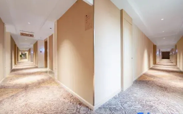 Vienna Hotel (Auto Expo Center Jintong Road Metro Station)