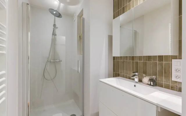 Huswell - Modern Family Flat Steps From the sea