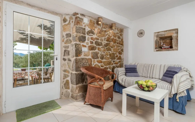 Beautiful Home in Brzac With Wifi and 2 Bedrooms