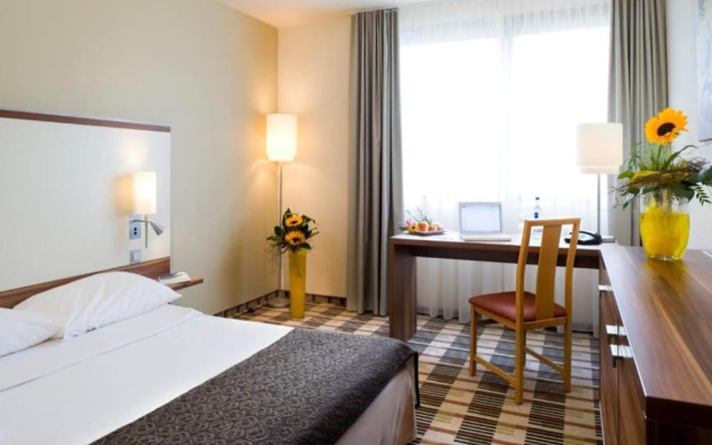 Sunday Saarbruecken Sued Double Room With Armchair