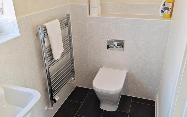 3 Bedroom House Sleeps 7 - Pets Ok - Free Parking
