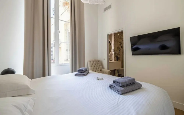 Luxury Renovated 4-room Apartment - rue Hoche - Bourgeois Building