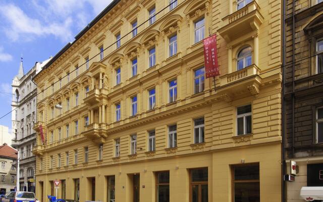EA Hotel Mánes вид на фасад