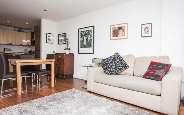 1 Bedroom Apartment Near Camberwell With Balcony