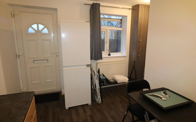 Large Studio Flat - Dartford Town Centre