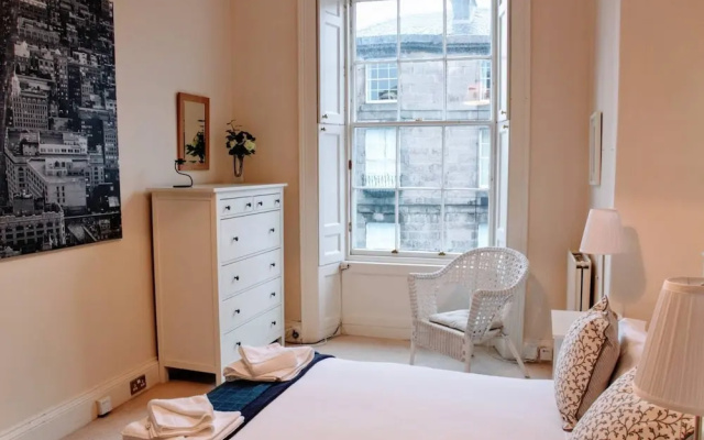 2 Bedroom Flat In The Central New Town