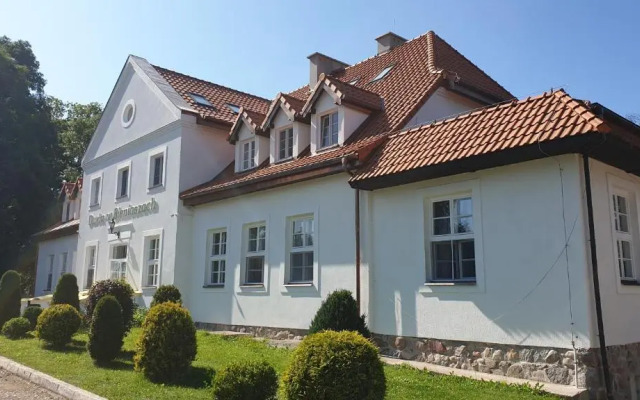 Dwór nad jeziorem w Bieniaszach