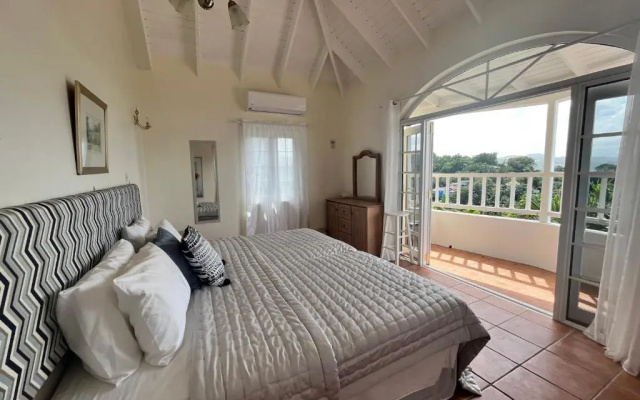 Labrolette Bay-villa-sleeps 8-pool-parking