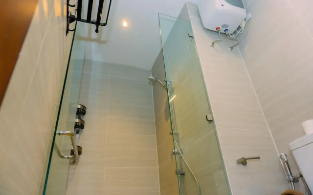 Spacious 1BR with Japandi Design at West Vista Apartment By Travelio