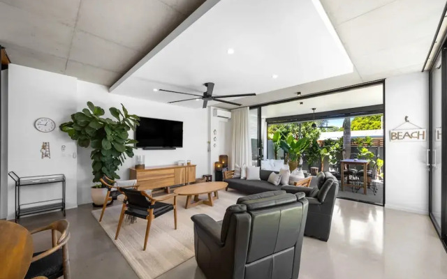 Spacious 3-bedroom Retreat With BBQ and Pool