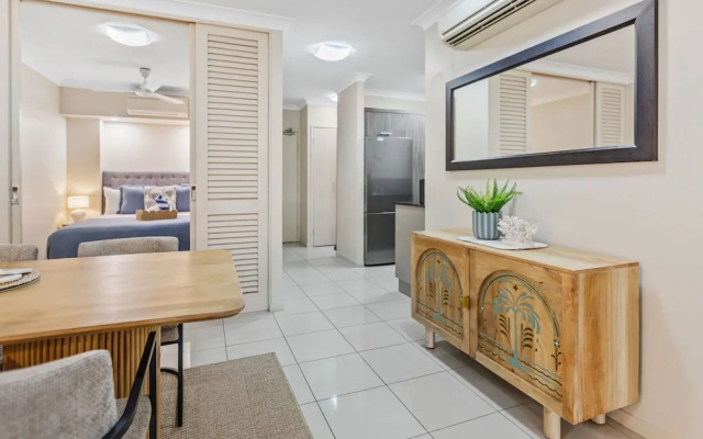 Cairns 2BR Palms Stay Top Floor Pool View