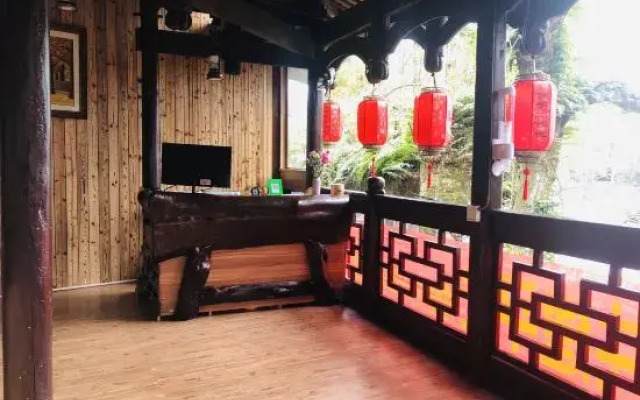 Waving Hand Inn (Furong Ancient Town Scenic Area Branch)