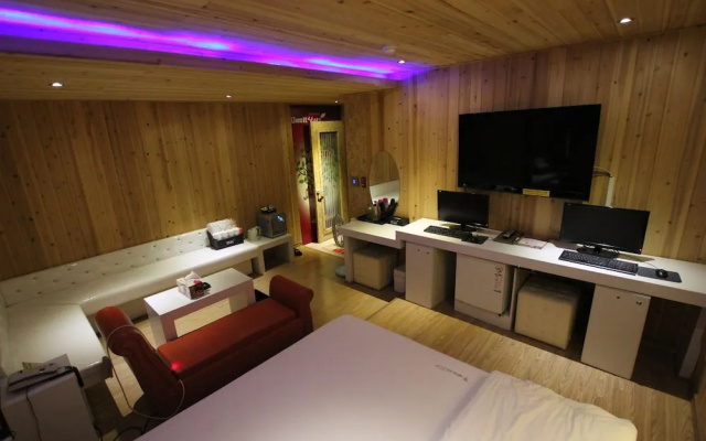 V1 Hotel