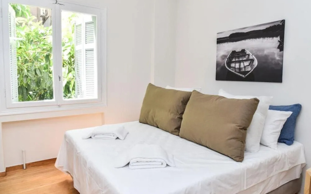Warm and Cozy Apartment in Athens