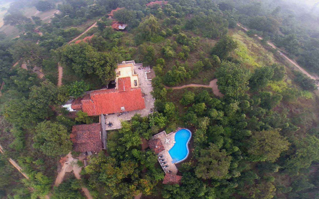 Pugdundee Safaris - Kanha Earth Lodge