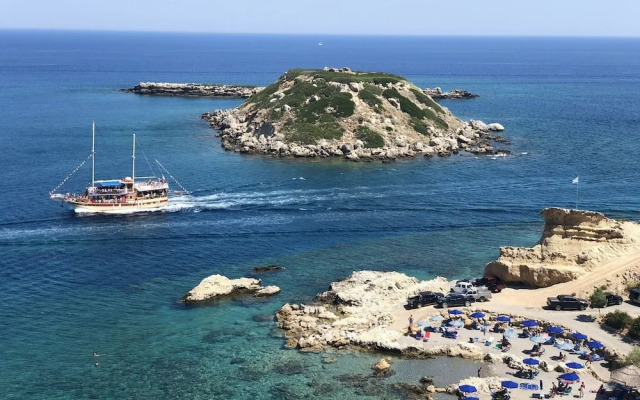 Grande Blue Suites with private bay