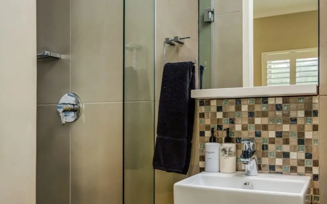 Holiday Apartment in Secure Camps Bay Complex With Private Pool Calico