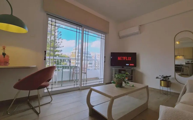 83 Lim3 - Stay Sunlit Apartment