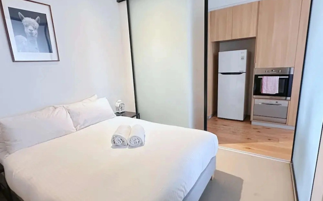 A Chic 2BR Apt Across From Southern Cross Station