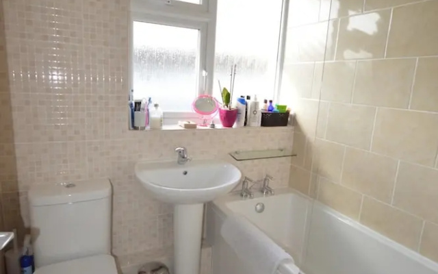 2 Bedroom Charming House With Free Parking
