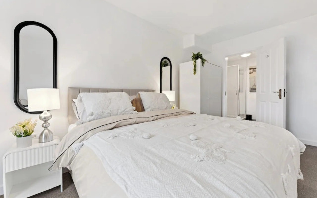 Apartment Sleeps 6 With Parking