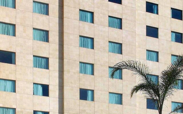 Hotel Novotel Mexico City Santa Fe вид на фасад
